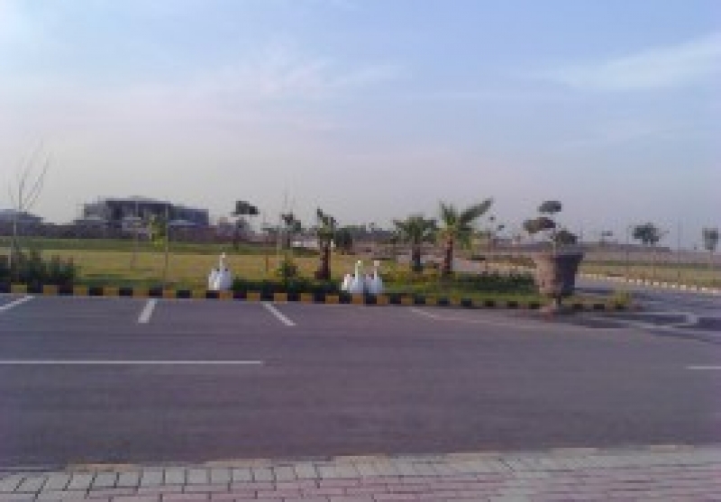 Commercial Available for Sale Gulberg ISLAMABAD main Gulberg Expressway