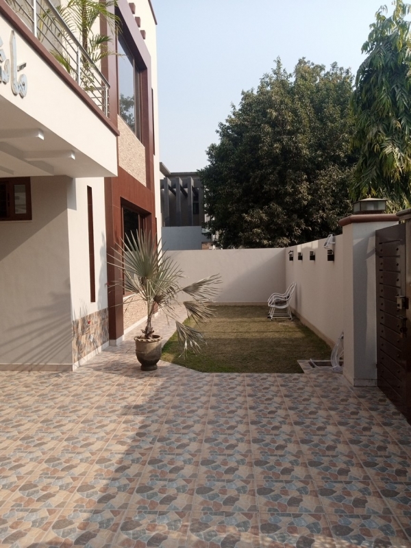 House Available for Sale Bahria Town LAHORE 