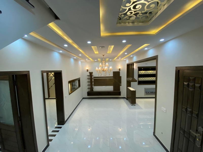 House Available for Sale Bahria Town LAHORE TV Lounge