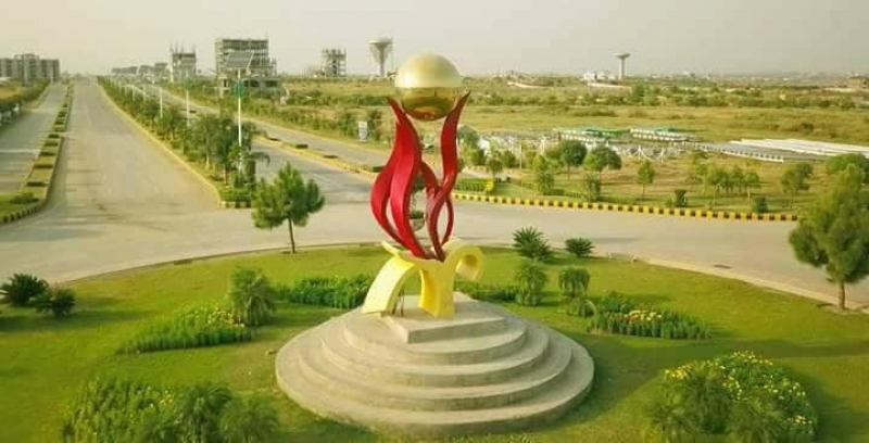 Plot Available for Sale Gulberg ISLAMABAD this picture is Gulberg Expressway the 3 rd round about