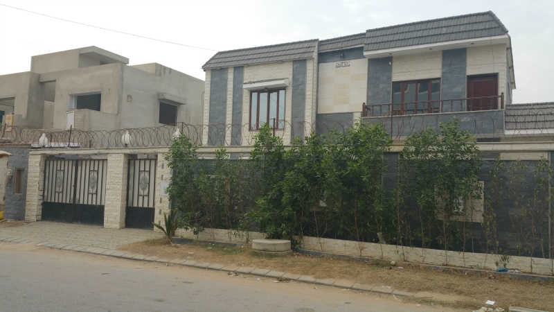 Plot Available for Sale Defence Housing Authority KARACHI 1000 yards old house 90 frontage phase 8 dha karachi.